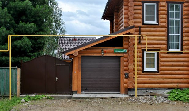 Гаражные ворота для деревянного дома