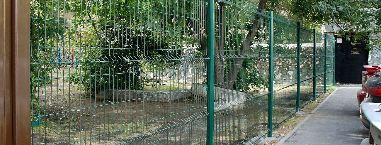 Секционный 3d забор во двор многоквартирного дома фото 2
