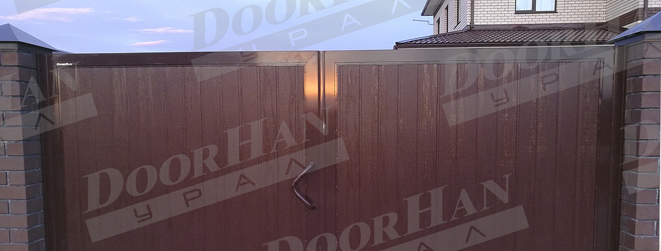 Распашные ворота DoorHan с отдельной калиткой из сэндвич-панелей доска фото 2