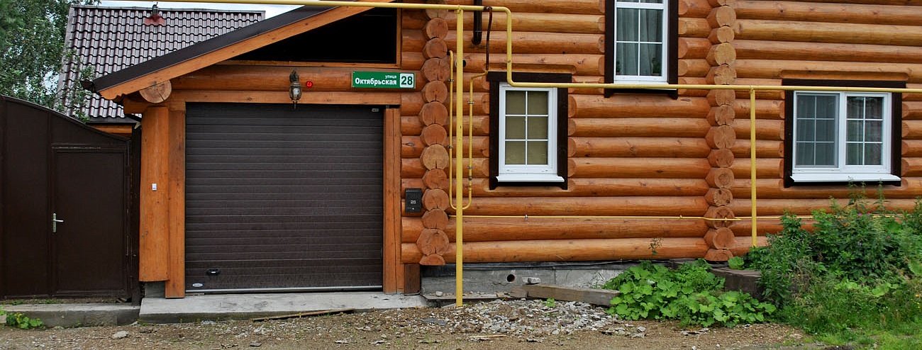 Гаражные ворота для деревянного дома фото 3