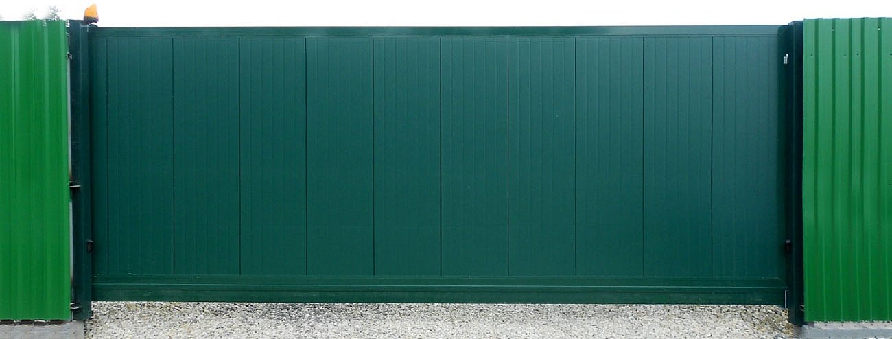 Автоматические откатные ворота DoorHan из сэндвич-панелей "доска" зеленого цвета фото 1