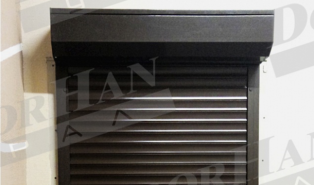Рольставни на дверные проемы из легкого алюминиевого профиля коричневого цвета